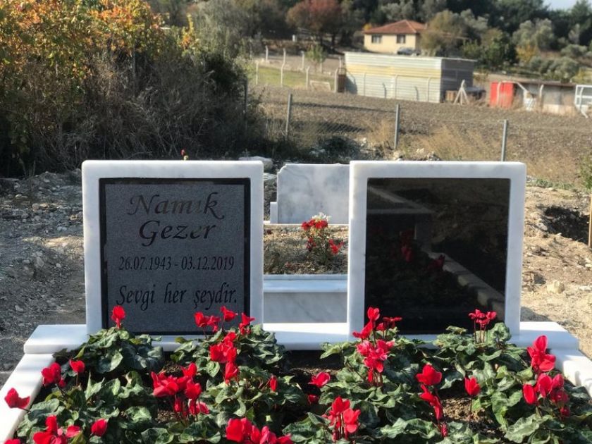 Bayraklı Mezar Peyzaj Hizmetleri Çiçeklendirme Bakım Temizlik