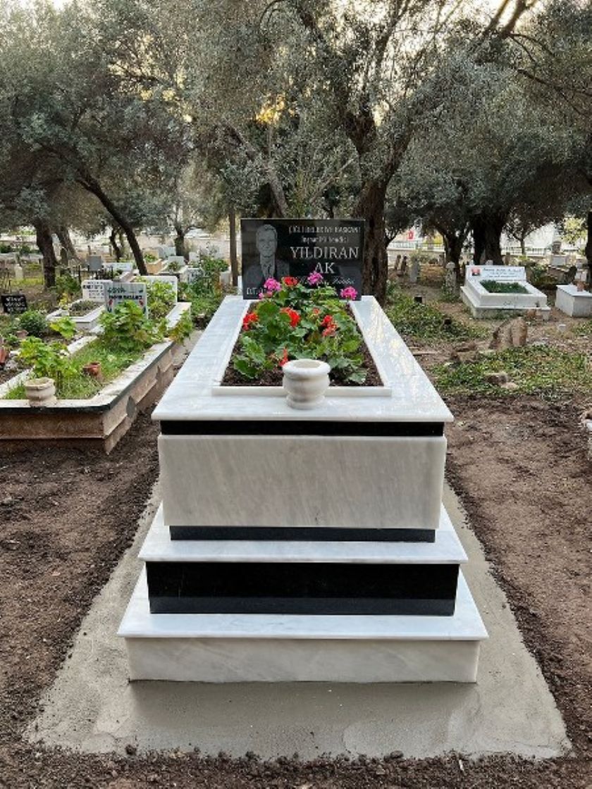 Kuşadası Mezar Çiçeklendirme İzmir Mezar Bakımı