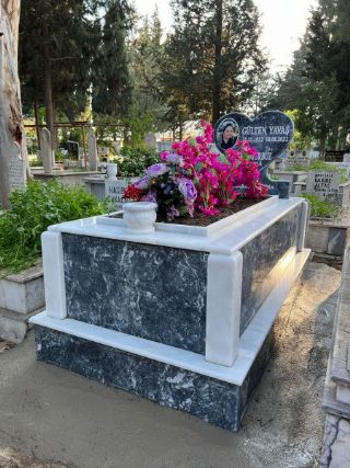 Bayraklı Mezar Çiçeklendirme İzmir Mezar Bakımı