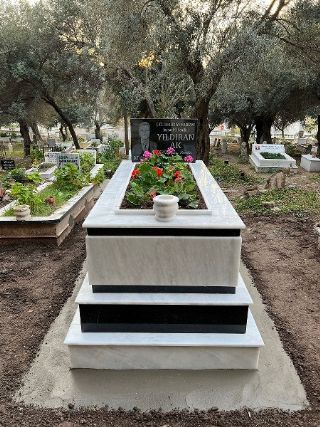 Kuşadası Mezar Çiçeklendirme İzmir Mezar Bakımı