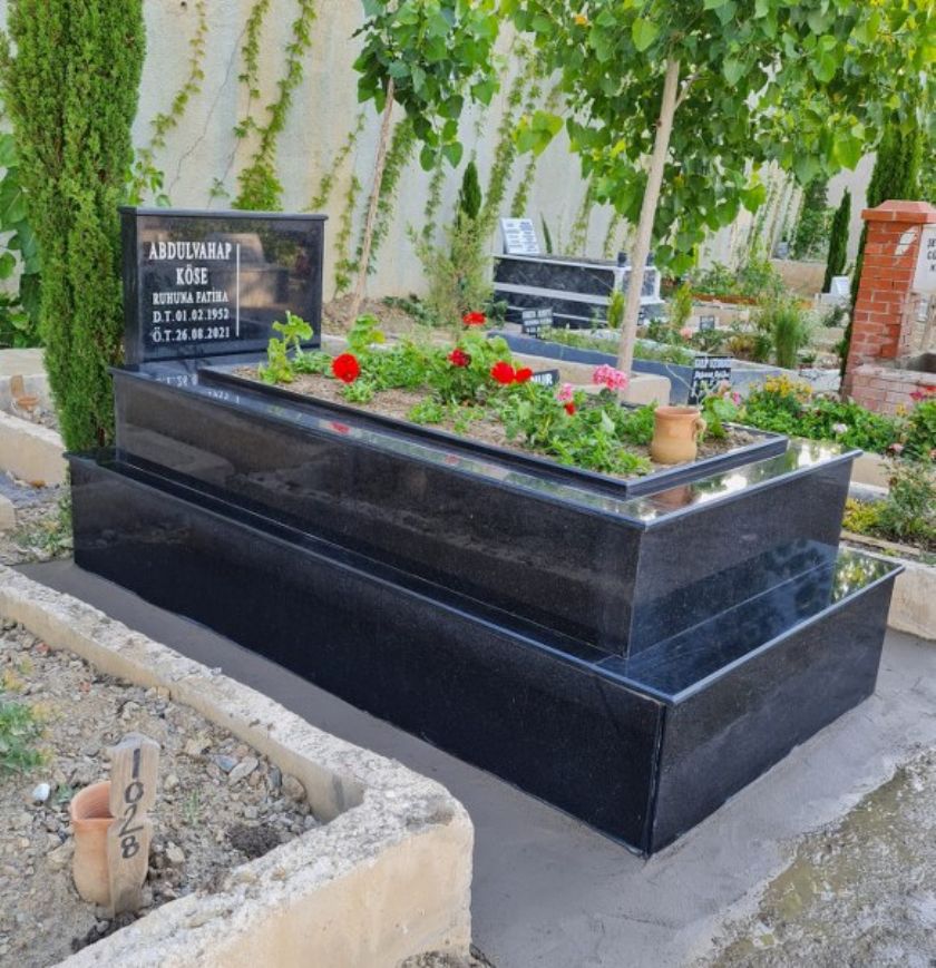 Siyah mermer mezar